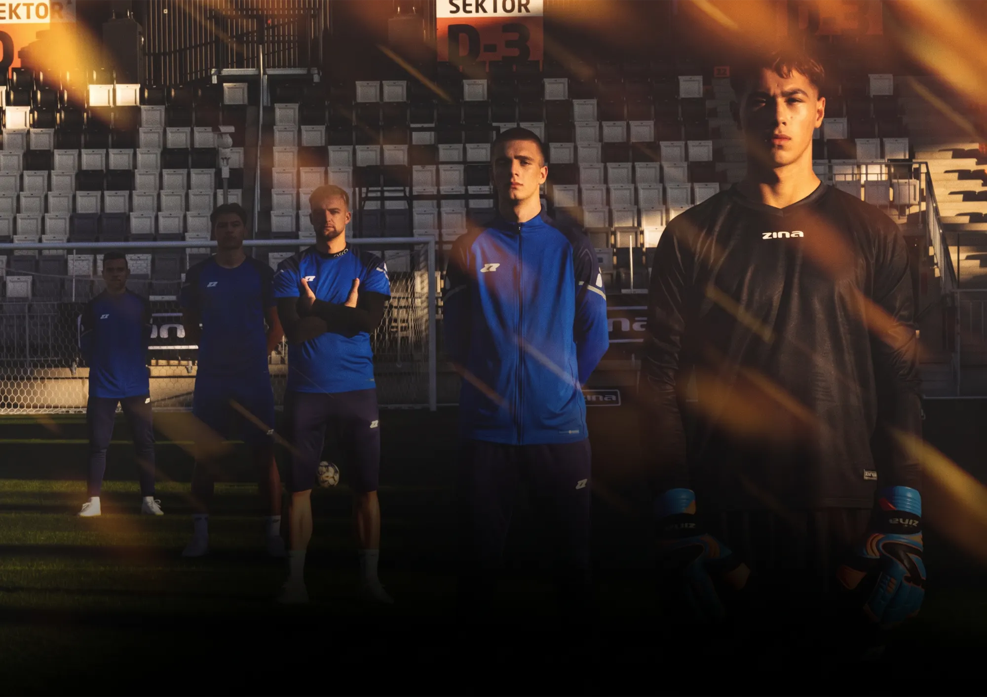 Piłkarze w strojach Zina na stadionie - okładka katalogu Zina Teamwear Offers Q4 2026